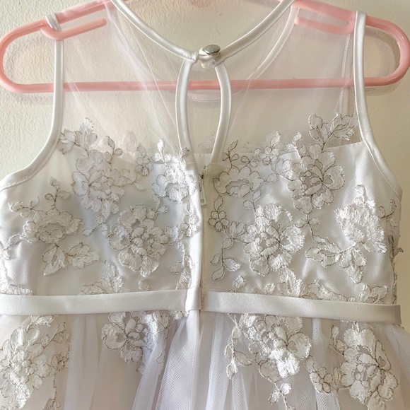 Girl’s formal white dress size 5 - Picture 5 of 11